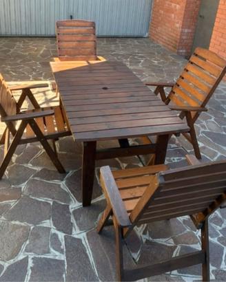 Tavole e sedie in legno