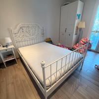Letto ikea leirvik in ferro com doghe e materasso