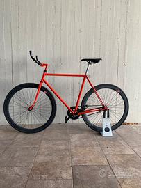 Bici scatto fisso con freno a contropedale