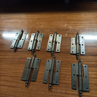 Maniglie, cerniere e serrature per porte