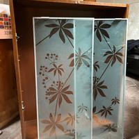 Libreria ikea marrone con ante vetro