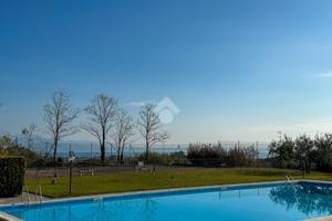 VILLA A SCHIERA D'ANGOLO A SOIANO DEL LAGO
