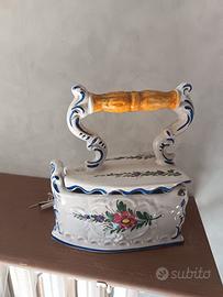 Ferro da stiro in porcellana 