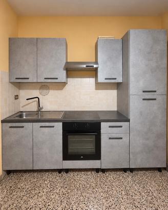 Cucina completa di elettrodomestici 