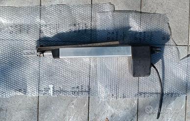 ATTUATORE PER CANCELLO 12V CORSA 300mm