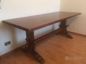 Tavolo in legno massiccio
