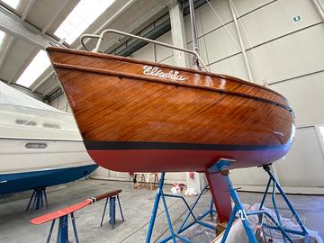 Barca in legno di mogano e motore