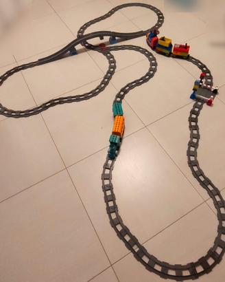 Treno lego con binari e pezzi speciali