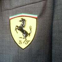 abito uomo pilota Ferrari 