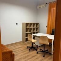 Stanza arredata per uso ufficio