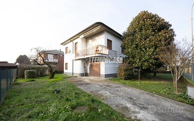 VILLA BIFAMILIARE CON BOX ZONA LAVANDERIA E AMPIO
