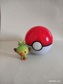 statuetta Pokémon Grookey con Pokéball
