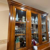 Vetrina in legno con ante in vetro