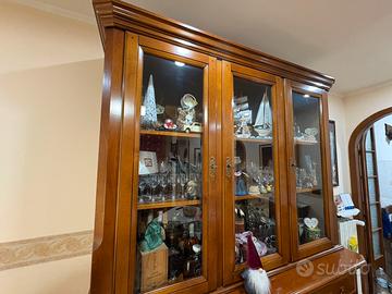 Vetrina in legno con ante in vetro