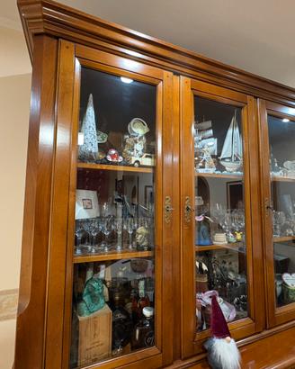 Vetrina in legno con ante in vetro