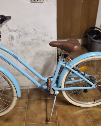 biciletta azzurra stile vintage di decathlon