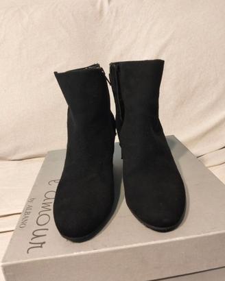 Stivaletto in camoscio nero