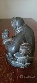 Statua artigianale stile inuit in pietra steatite