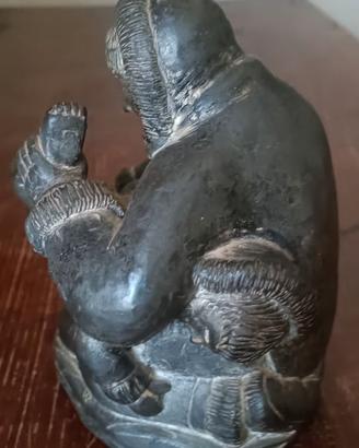 Statua artigianale stile inuit in pietra steatite