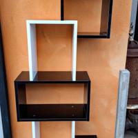 Libreria sospesa a cubi