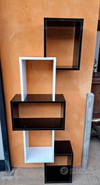 Libreria sospesa a cubi