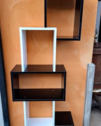 Libreria sospesa a cubi