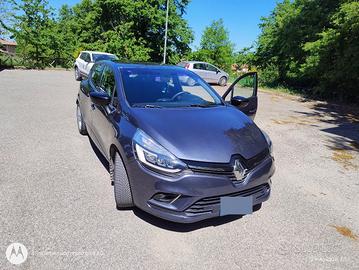 Renault clio (Duel) 