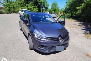 Renault clio (Duel) 