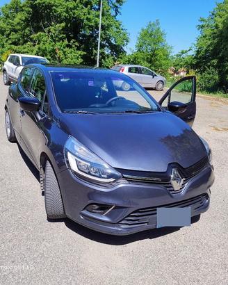 Renault clio (Duel) 