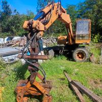 Escavatore gommato 4x4 con pinza