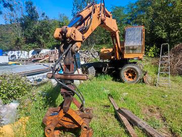 Escavatore gommato 4x4 con pinza