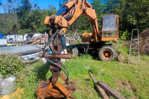 Escavatore gommato 4x4 con pinza