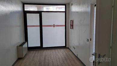 Negozio vetrinato zona fortissimo passaggio