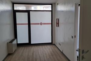 Negozio vetrinato zona fortissimo passaggio