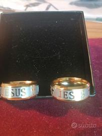 ANELLI DORATI CON SCRITTA JESUS
