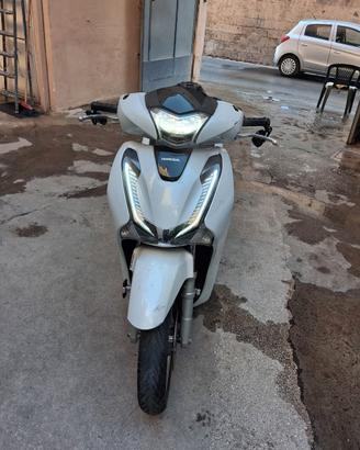 Honda  sh 125 2018 incidentato km 14000  €1700