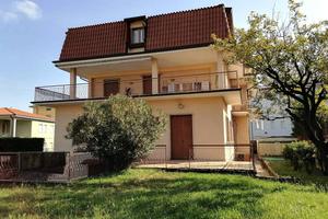 Villa di 1098 m² con più di 5 locali e box auto do
