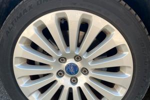 Cerchi in lega ford con gomme