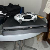 PlayStation 4 con joystick e giochi