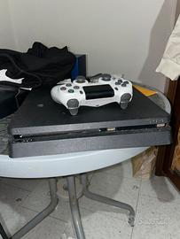 PlayStation 4 con joystick e giochi