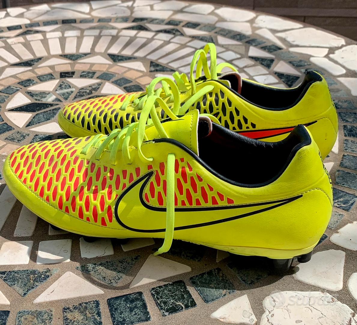 Scarpe da calcio calcetto NIKE modello MAGISTA Abbigliamento e Accessori In vendita a Caserta