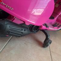 Vespa rosa elettrica