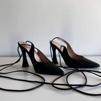 Scarpe col tacco e laccetti alla caviglia