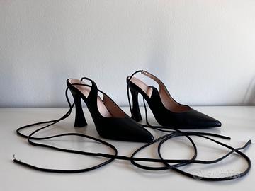 Scarpe col tacco e laccetti alla caviglia