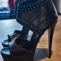 scarpa nera tacco 15 borchie oro