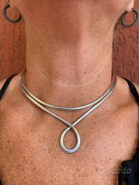 Collana rigida in alluminio.