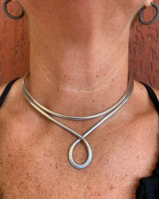 Collana rigida in alluminio.