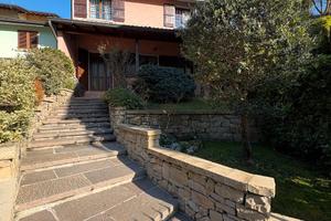 CASA INDIPENDENTE con box, giardino e posto auto