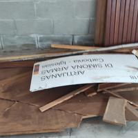 Faesite e pezzi di legno