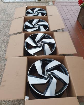 set di cerchi originali golf 8 gti